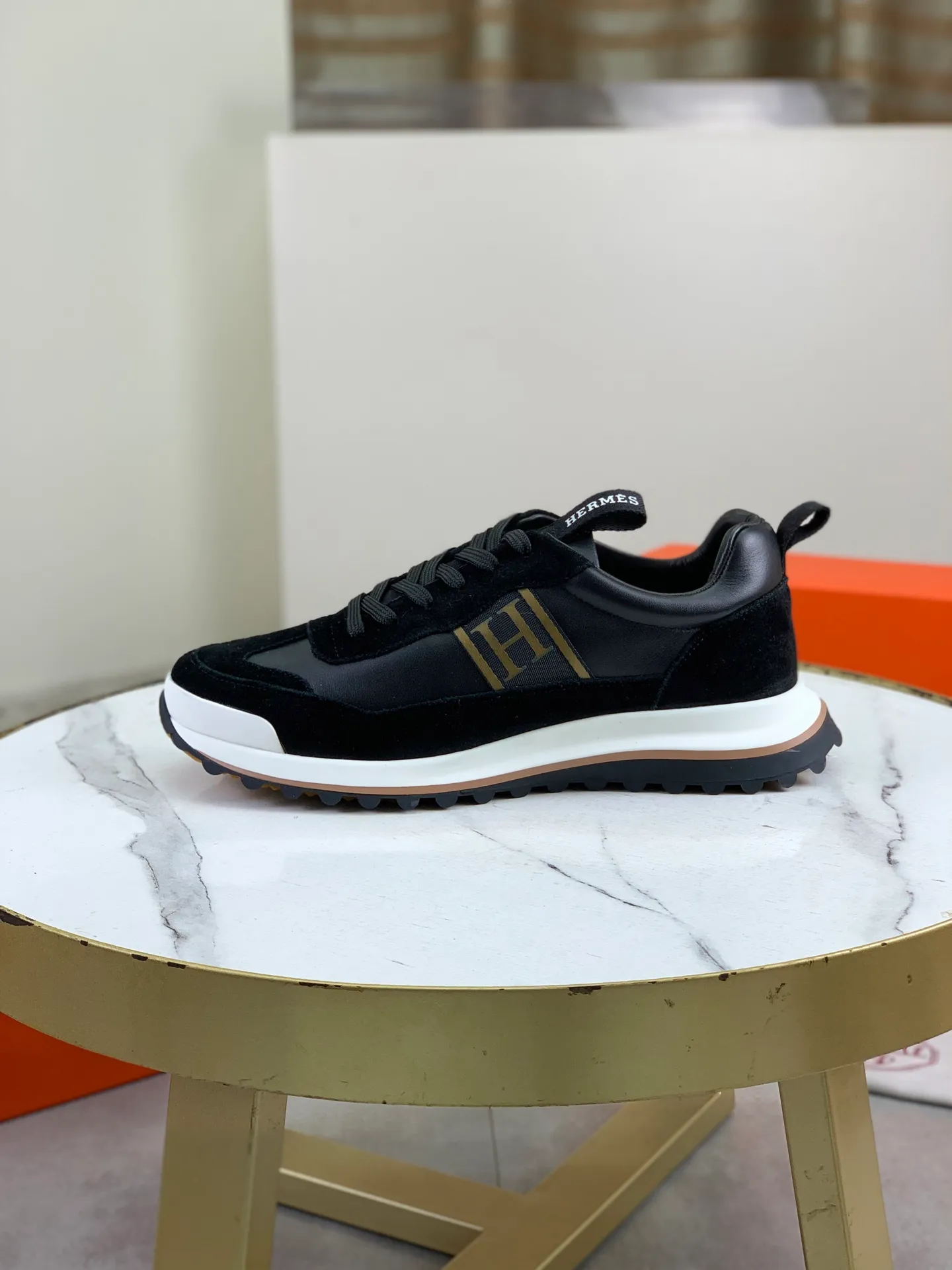 Factory price P800 Top version Original order Hermes men's Drift Sneaker summer new casual sports shoes Original purchase development and production H family men's classic series technological breathable fabrics with cowhide casual sports shoes Casual sports dad shoes combine high-tech breathable materials and cowhide, H family exclusive button decoration on the side The outsole is full of H italic design and bright colors show vitality and continue the brand design inspiration. Stroll around the city lightly and feel free and comfortable. Delivered in exquisite packaging 🛍📦 ▪️Fabric: original customized breathable material + first layer of cowhide ▪️Inner: cowhide feet ▪️Outsole: molded and evacuated PU+TPU material ▪️Size: 39-44 (38 45 customized) Multiple colors available Premium packaging